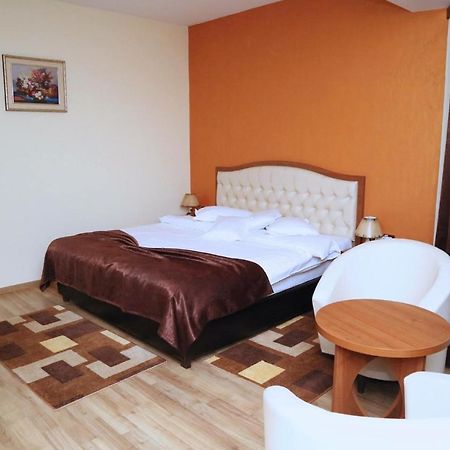 Hotel Crystal Palace Ramnicu Valcea Exterior photo