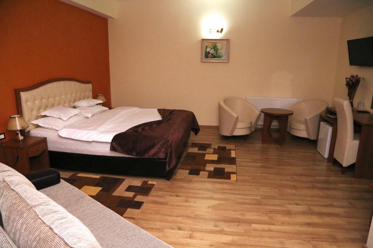 Hotel Crystal Palace Ramnicu Valcea Exterior photo