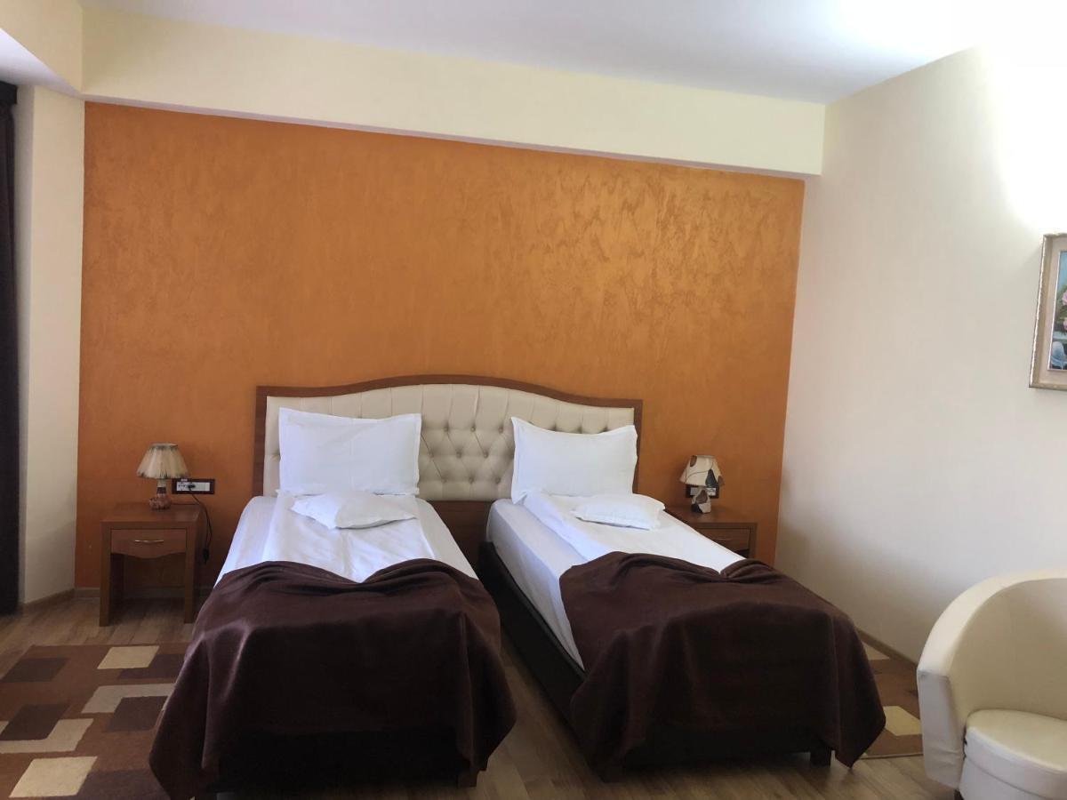 Hotel Crystal Palace Ramnicu Valcea Exterior photo